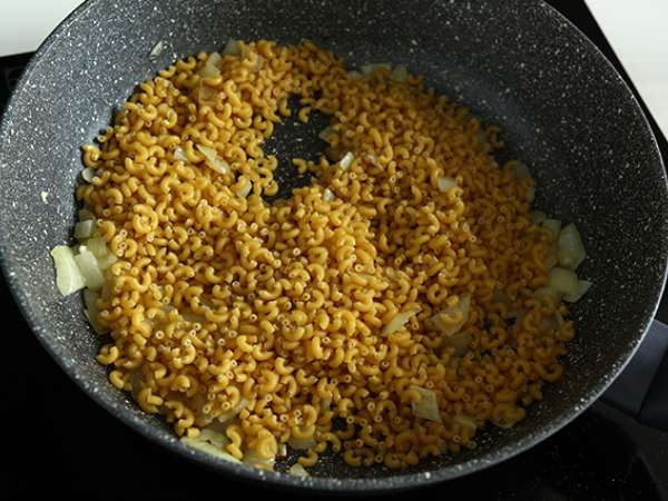 Risotto dengan coquillettes, kacang polong, cukini, bawang putih dan keju herba - Persiapan langkah 3