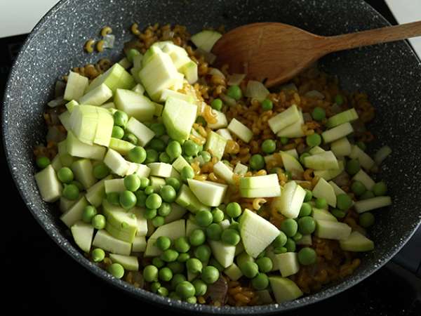 Risotto dengan coquillettes, kacang polong, cukini, bawang putih dan keju herba - Persiapan langkah 4