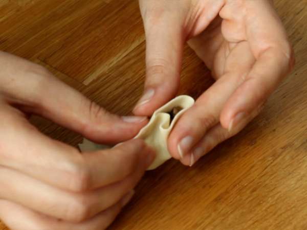 Gyozas dengan ayam, wortel, dan jamur - Persiapan langkah 9