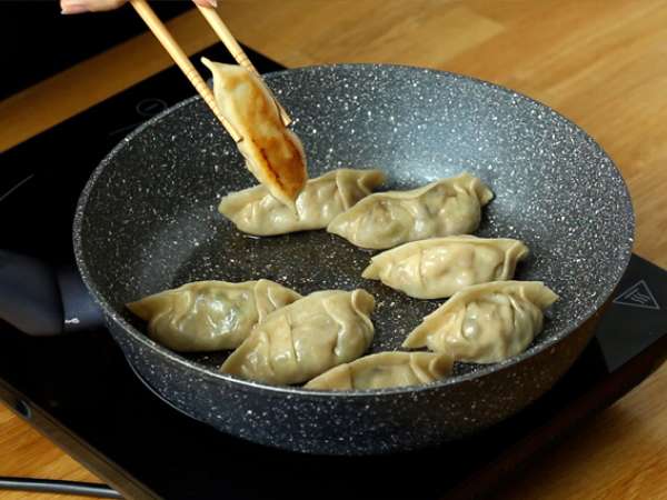 Gyozas dengan ayam, wortel, dan jamur - Persiapan langkah 11