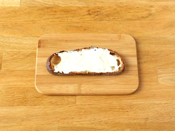 Roti lapis keju, pesto, dan tomat ceri segar - Persiapan langkah 1