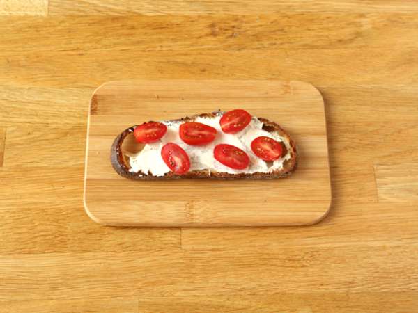 Roti lapis keju, pesto, dan tomat ceri segar - Persiapan langkah 2