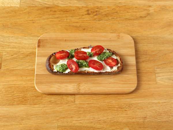 Roti lapis keju, pesto, dan tomat ceri segar - Persiapan langkah 3