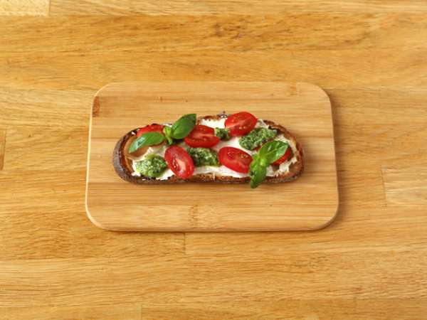 Roti lapis keju, pesto, dan tomat ceri segar - Persiapan langkah 4