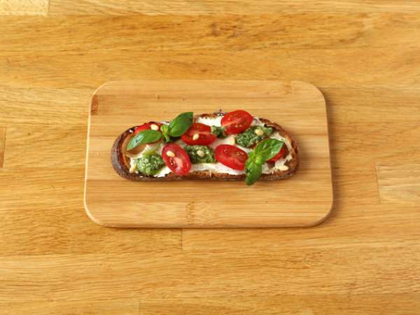 Roti lapis keju, pesto, dan tomat ceri segar - Persiapan langkah 5