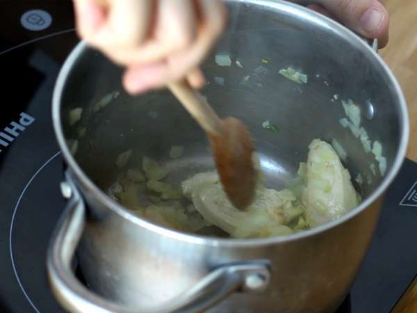 Satu panci pasta bayam keju kambing dan ayam - Persiapan langkah 1