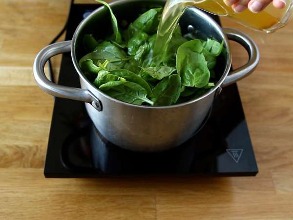 Satu panci pasta bayam keju kambing dan ayam - Persiapan langkah 3