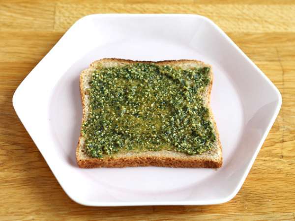 Bruschetta dengan pesto, tomat ceri, dan keju mozzarella - Persiapan langkah 1