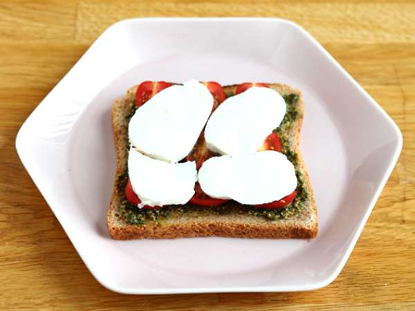 Bruschetta dengan pesto, tomat ceri, dan keju mozzarella - Persiapan langkah 3