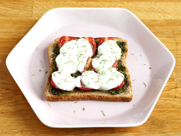 Bruschetta dengan pesto, tomat ceri, dan keju mozzarella - Persiapan langkah 4
