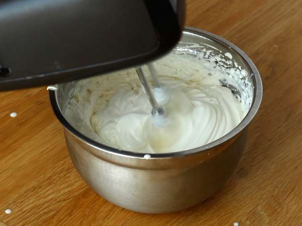 Kue keju Kinder Bueno tanpa panggang yang luar biasa - Persiapan langkah 2