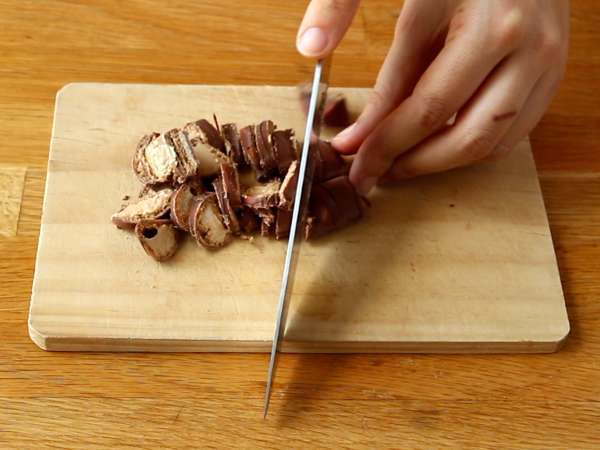 Kue keju Kinder Bueno tanpa panggang yang luar biasa - Persiapan langkah 3