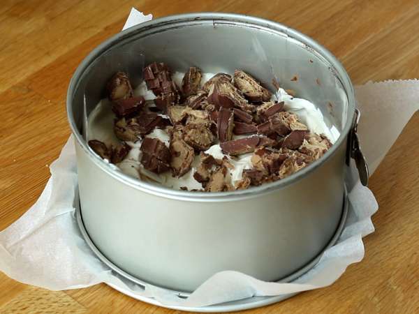 Kue keju Kinder Bueno tanpa panggang yang luar biasa - Persiapan langkah 4