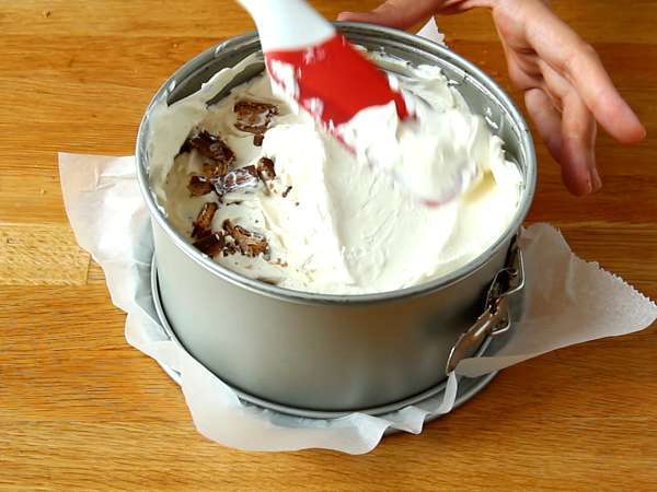 Kue keju Kinder Bueno tanpa panggang yang luar biasa - Persiapan langkah 5