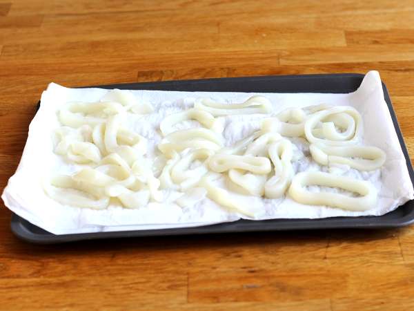 Cumi-cumi a la romana - cumi-cumi dilapisi tepung roti dalam adonan - Persiapan langkah 2