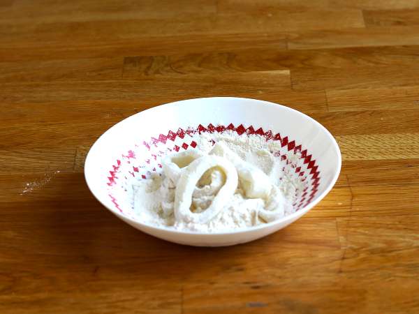 Cumi-cumi a la romana - cumi-cumi dilapisi tepung roti dalam adonan - Persiapan langkah 3