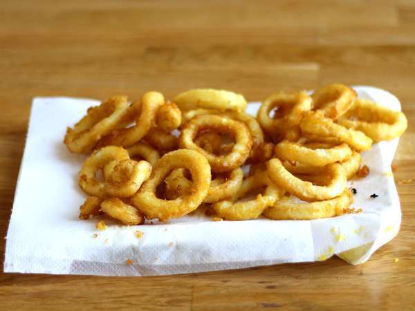 Cumi-cumi a la romana - cumi-cumi dilapisi tepung roti dalam adonan - Persiapan langkah 4