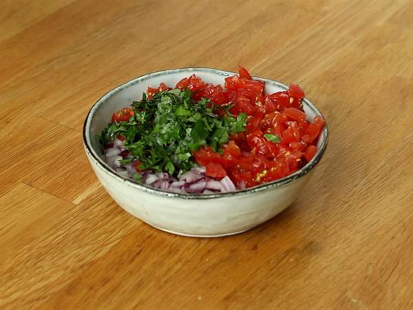 Pico de gallo dan keripik tortilla buatan sendiri - Persiapan langkah 1