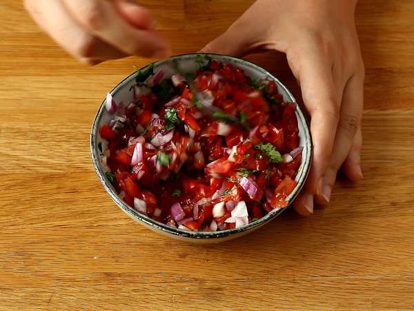 Pico de gallo dan keripik tortilla buatan sendiri - Persiapan langkah 2