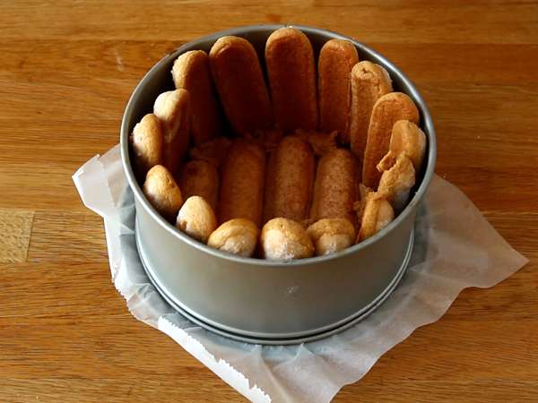 Charlotte ala tiramisu yang lezat tanpa telur - Persiapan langkah 2