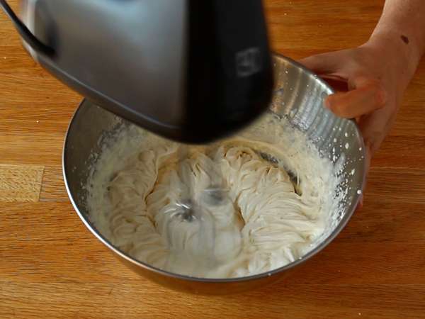 Charlotte ala tiramisu yang lezat tanpa telur - Persiapan langkah 3