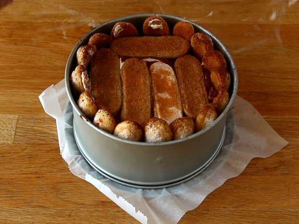 Charlotte ala tiramisu yang lezat tanpa telur - Persiapan langkah 6