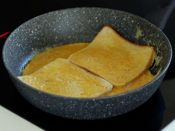 Sandwich omelet ekspres - Sandwich omelet roti panggang Prancis - Retas sandwich telur - Persiapan langkah 3