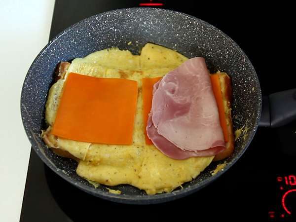 Sandwich omelet ekspres - Sandwich omelet roti panggang Prancis - Retas sandwich telur - Persiapan langkah 4