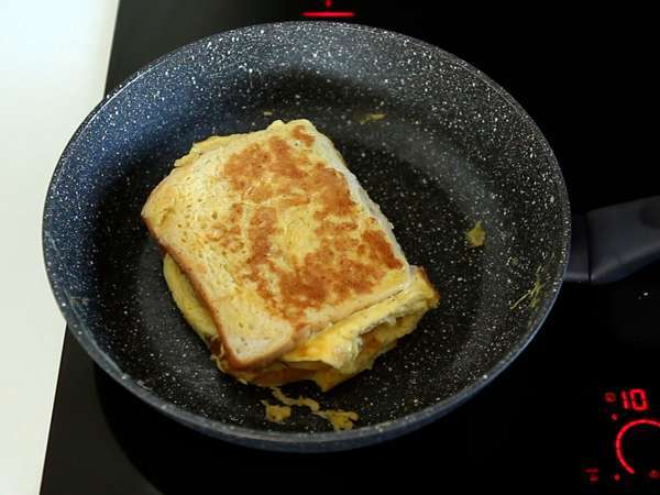 Sandwich omelet ekspres - Sandwich omelet roti panggang Prancis - Retas sandwich telur - Persiapan langkah 5