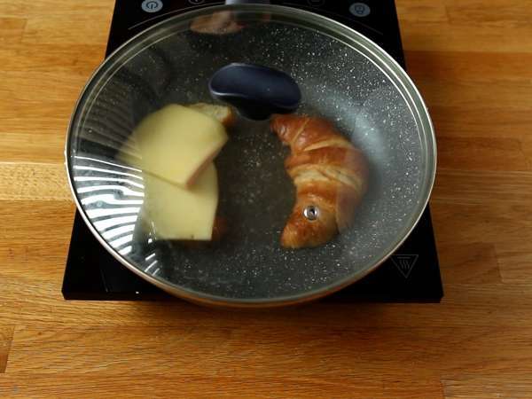 Raclette croissant sandwich untuk makan siang yang lezat! - Persiapan langkah 4