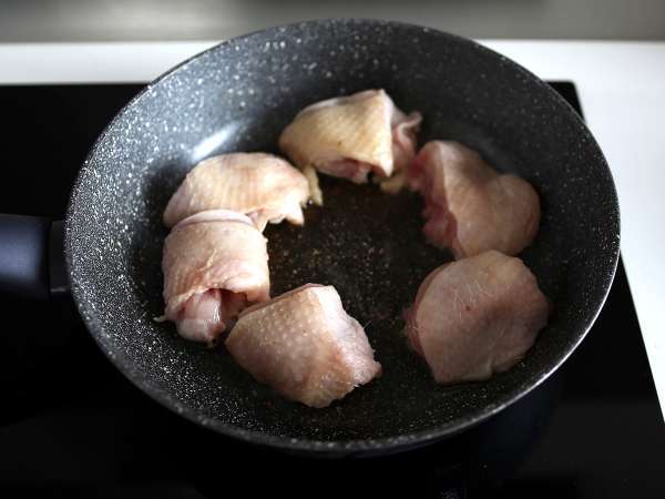 Ayam dengan bayam krim dan saus jamur - Persiapan langkah 1