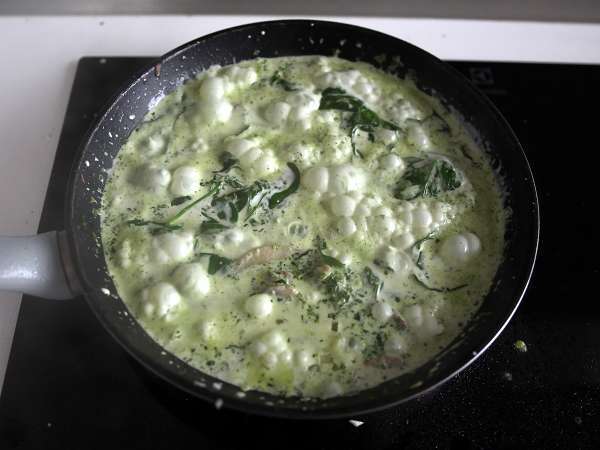 Ayam dengan bayam krim dan saus jamur - Persiapan langkah 2