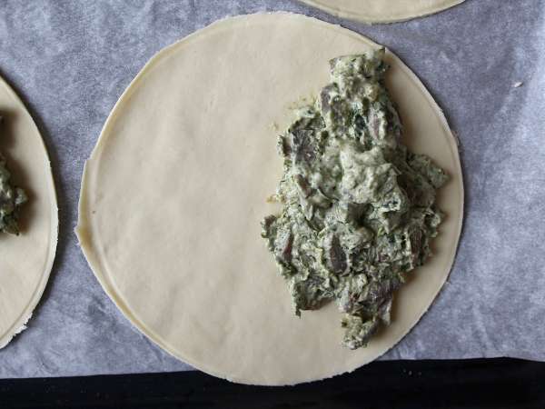 Turnovers diisi dengan jamur dan bayam - Persiapan langkah 3