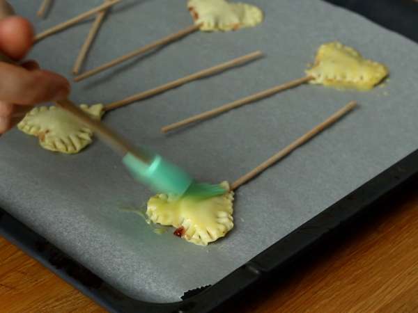 Hati puff pastry ekstra renyah dengan raspberry dan pai cokelat - Persiapan langkah 6