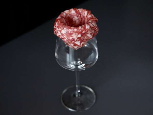 Bagaimana cara membuat piring charcuterie? Lipat menjadi bentuk mawar! - Persiapan langkah 2