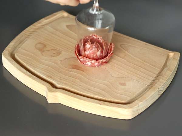 Bagaimana cara membuat piring charcuterie? Lipat menjadi bentuk mawar! - Persiapan langkah 3