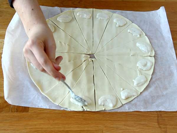 Puff pastry croissant dengan saus béchamel, ham dan keju - Persiapan langkah 1