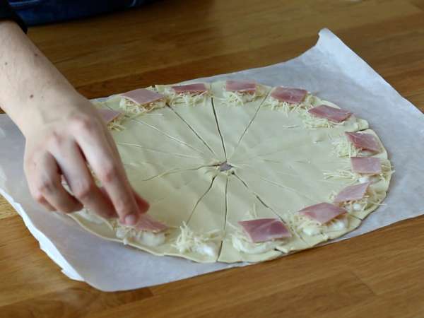 Puff pastry croissant dengan saus béchamel, ham dan keju - Persiapan langkah 2