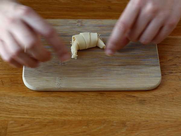 Puff pastry croissant dengan saus béchamel, ham dan keju - Persiapan langkah 3