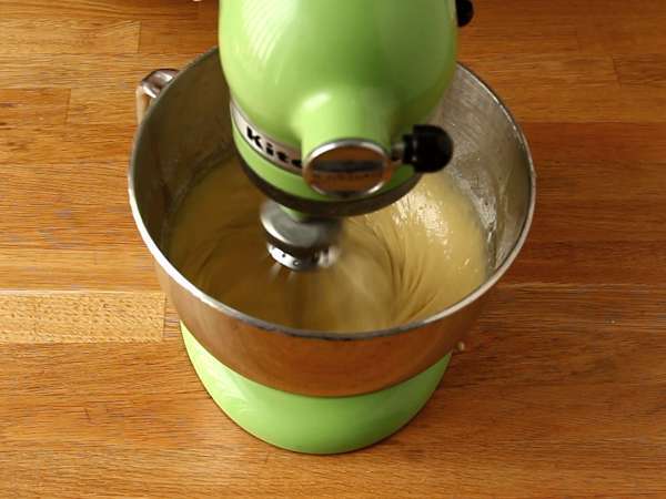 Kue Bundt Paskah dengan lemon dan cokelat putih - Persiapan langkah 3