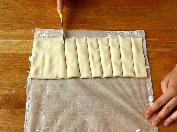 Puff pastry dengan keju dan peterseli: suatu keharusan untuk minuman beralkohol - Persiapan langkah 2