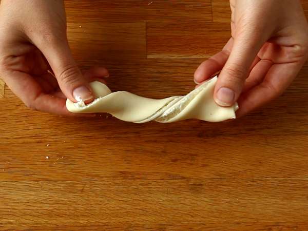 Puff pastry dengan keju dan peterseli: suatu keharusan untuk minuman beralkohol - Persiapan langkah 3