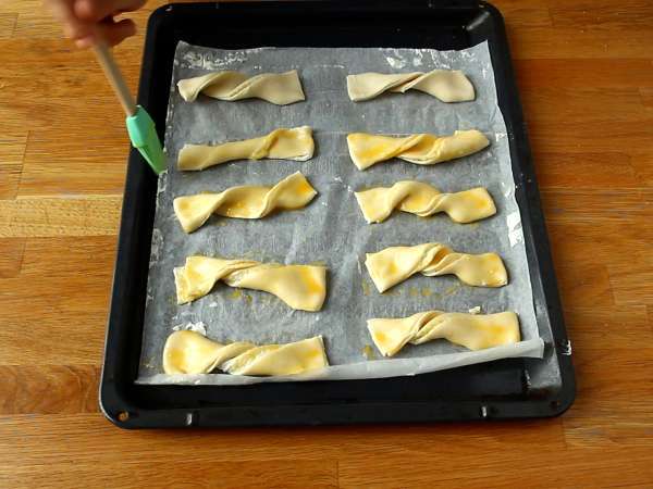 Puff pastry dengan keju dan peterseli: suatu keharusan untuk minuman beralkohol - Persiapan langkah 4