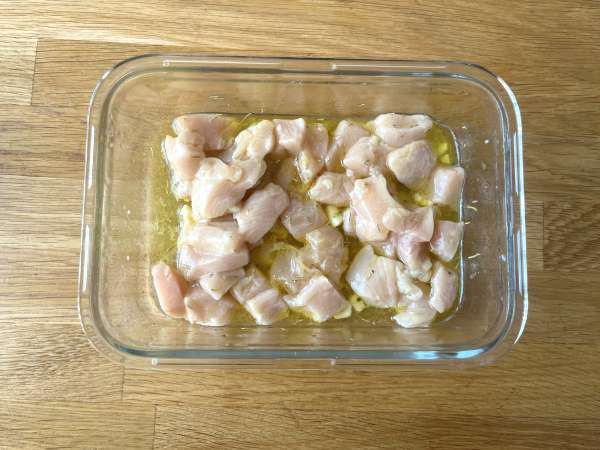 Salad nasi dengan ayam, cukini, kacang pinus, dan saus cuka balsamic - Persiapan langkah 1