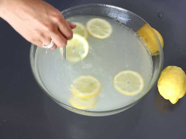 Gin mendesis untuk dibagikan kepada semua tamu Anda selama minuman beralkohol - Persiapan langkah 1