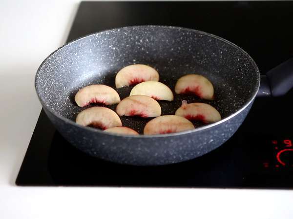 Salad manis dan gurih dengan buah persik panggang, roket, dan burrata (rasa musim panas yang manis) - Persiapan langkah 1