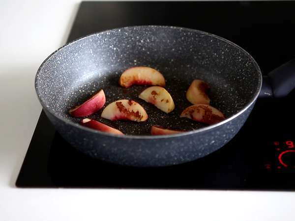 Salad manis dan gurih dengan buah persik panggang, roket, dan burrata (rasa musim panas yang manis) - Persiapan langkah 2