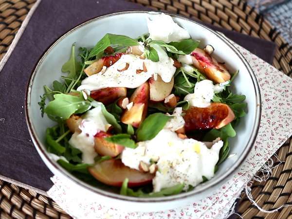 Salad manis dan gurih dengan buah persik panggang, roket, dan burrata (rasa musim panas yang manis) - Persiapan langkah 4