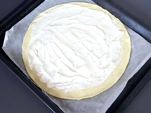 Pastri bersisik dengan salmon dan fromage frais, cocok untuk camilan sebagai minuman beralkohol - Persiapan langkah 2