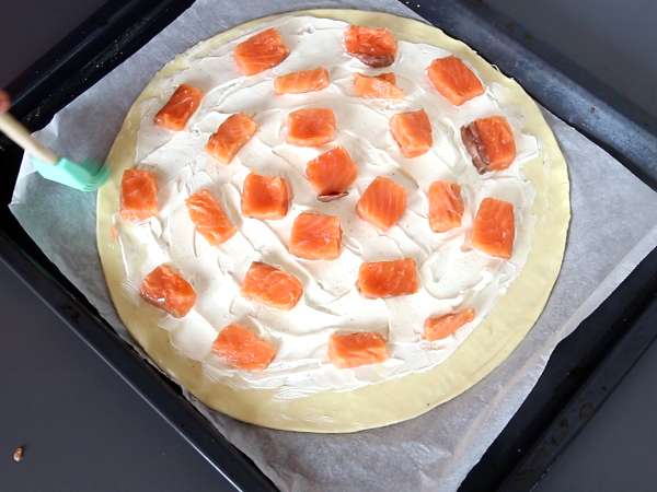 Pastri bersisik dengan salmon dan fromage frais, cocok untuk camilan sebagai minuman beralkohol - Persiapan langkah 3
